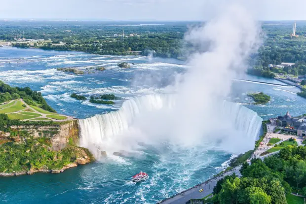 Aufnahme aus der Vogelperspektive der Niagara Fälle mit einem Wassergeysir.