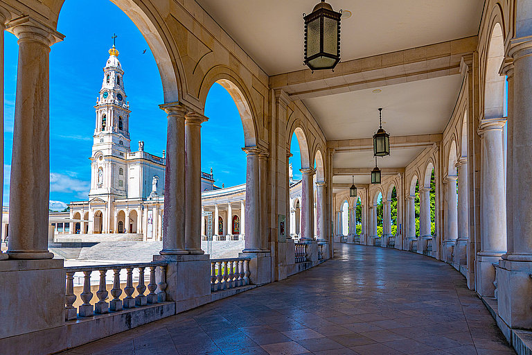 Historische Arkadengalerie mit Säulen, Fliesenboden und Blick ins Grüne in Sintra.