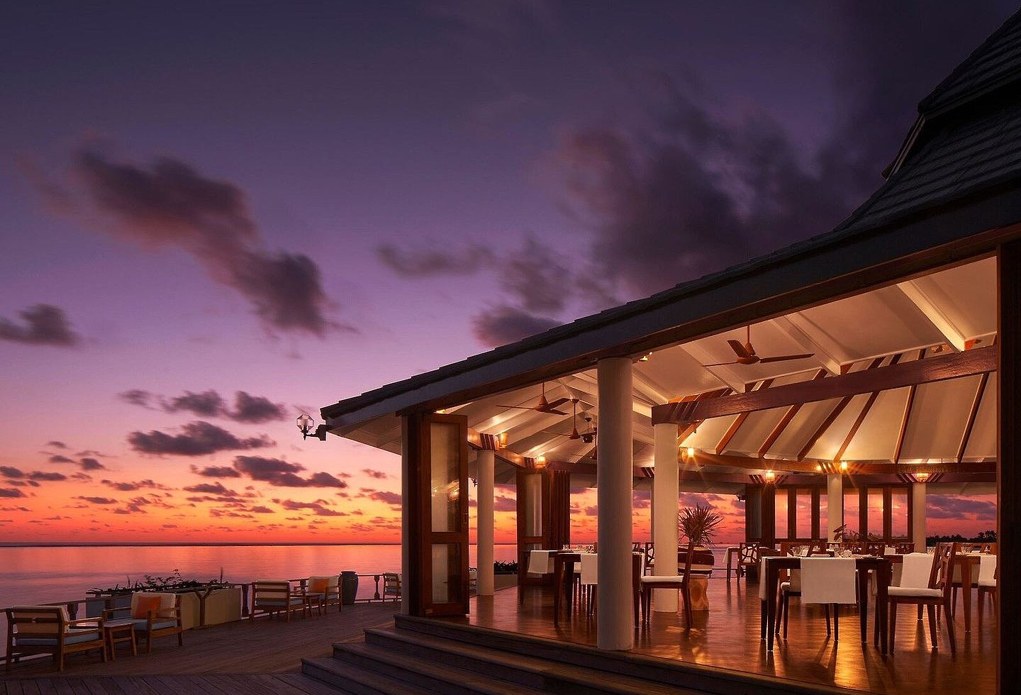 Restaurant mit stimmungsvoller Beleuchtung bei Sonnenuntergang.