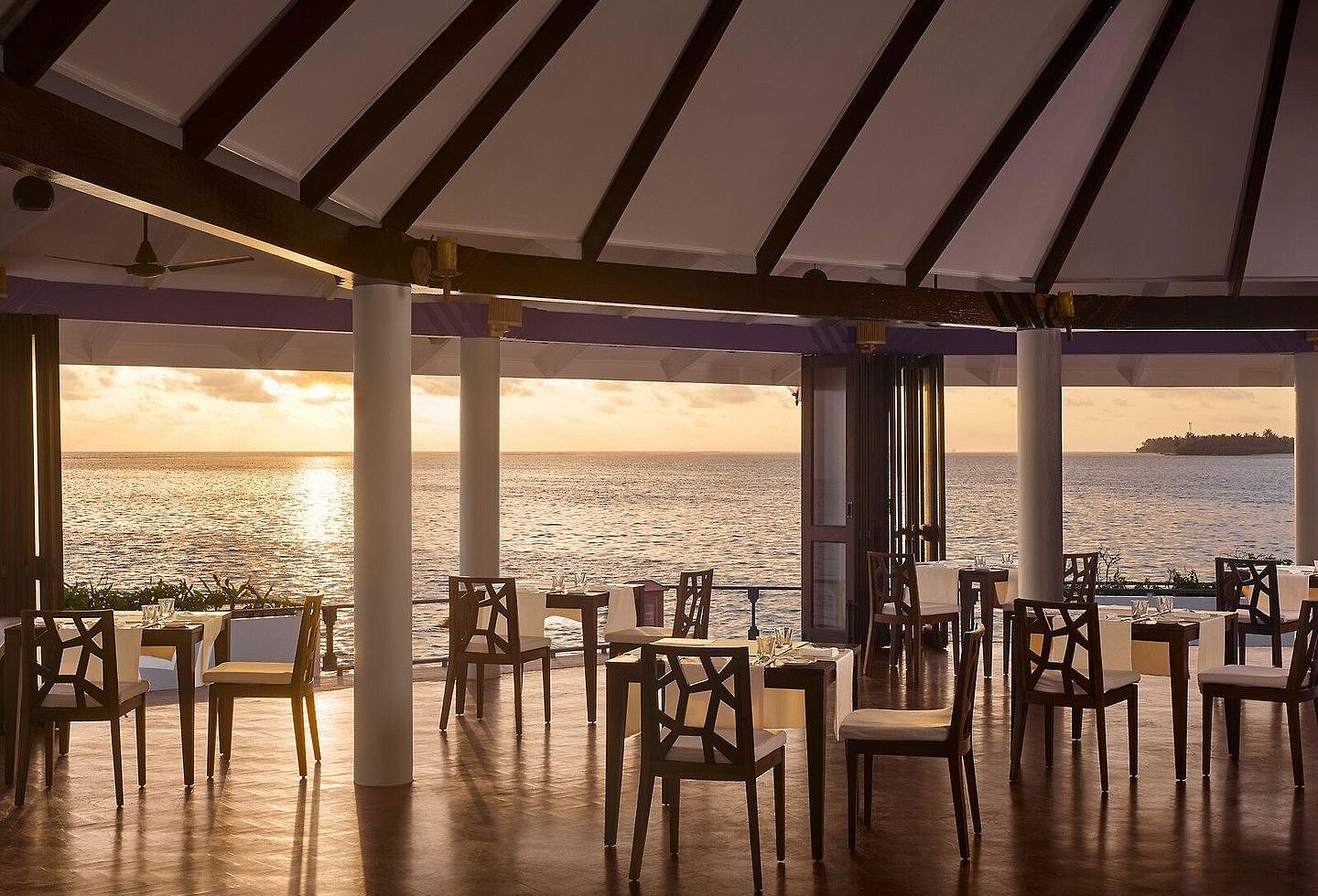 Restaurant mit Holzdekor und offener Atmosphäre, ideal für Abendessen.