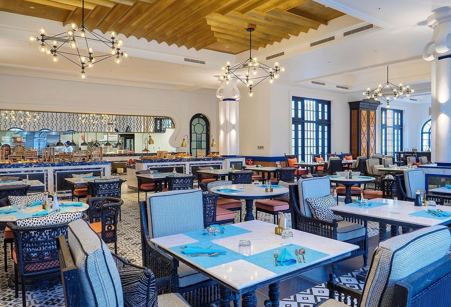Restaurantbereich mit dunklen Möbeln und einer hellen Decke