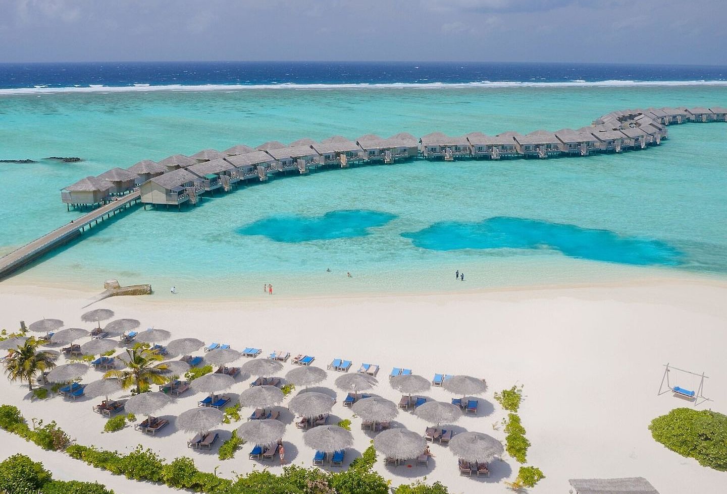 Luftaufnahme des Resorts mit türkisfarbenem Wasser und Sandstränden.