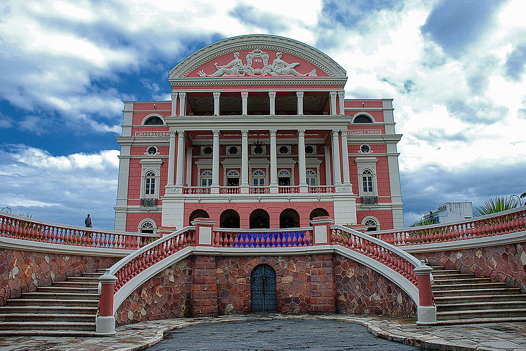 Rotes, mit weißen Balkonen, Amazonas Theater in der Stadt, Manaus.