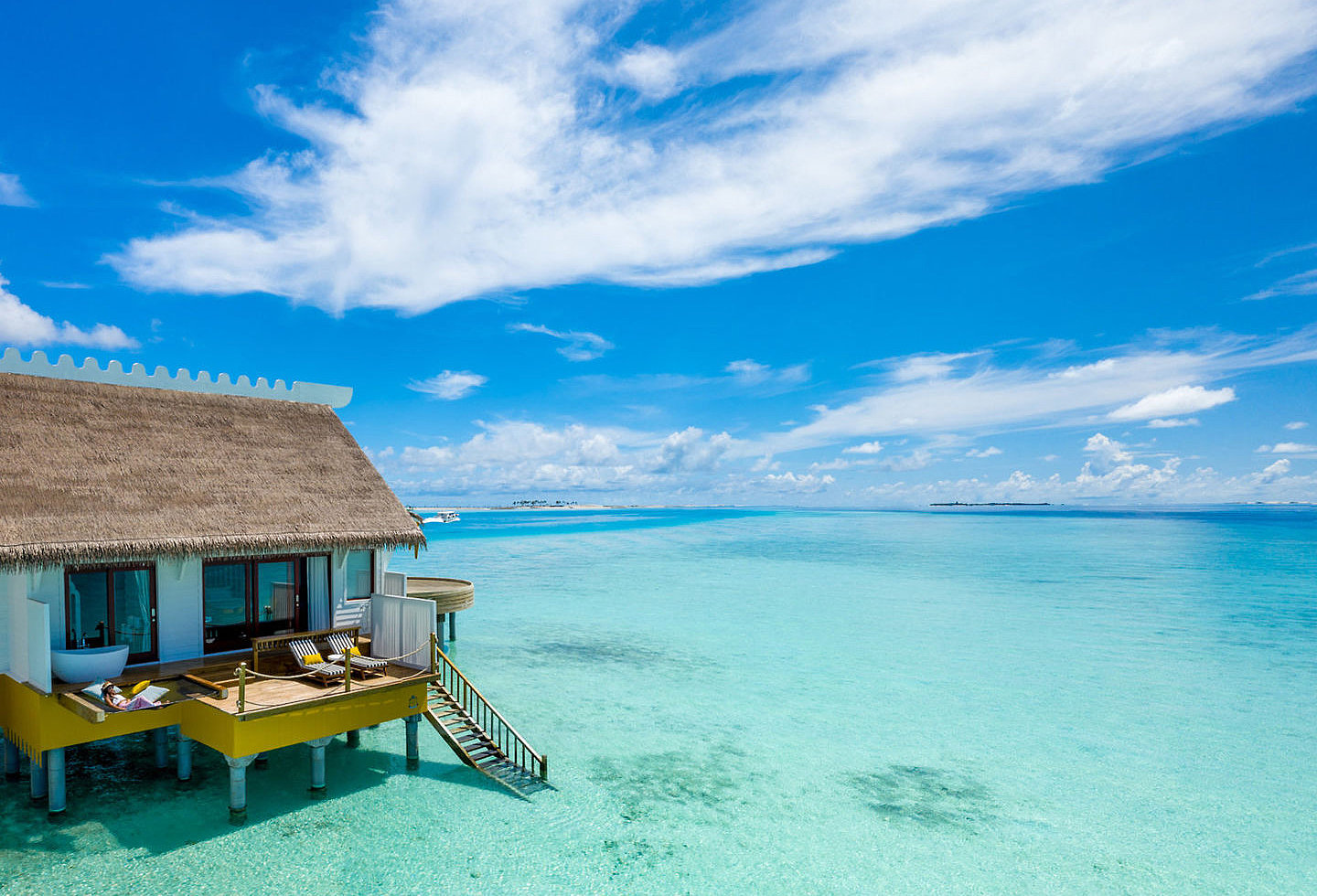 Wasserbungalow inmitten des türkisblauen Wassers, eigener Zugang zur Lagune