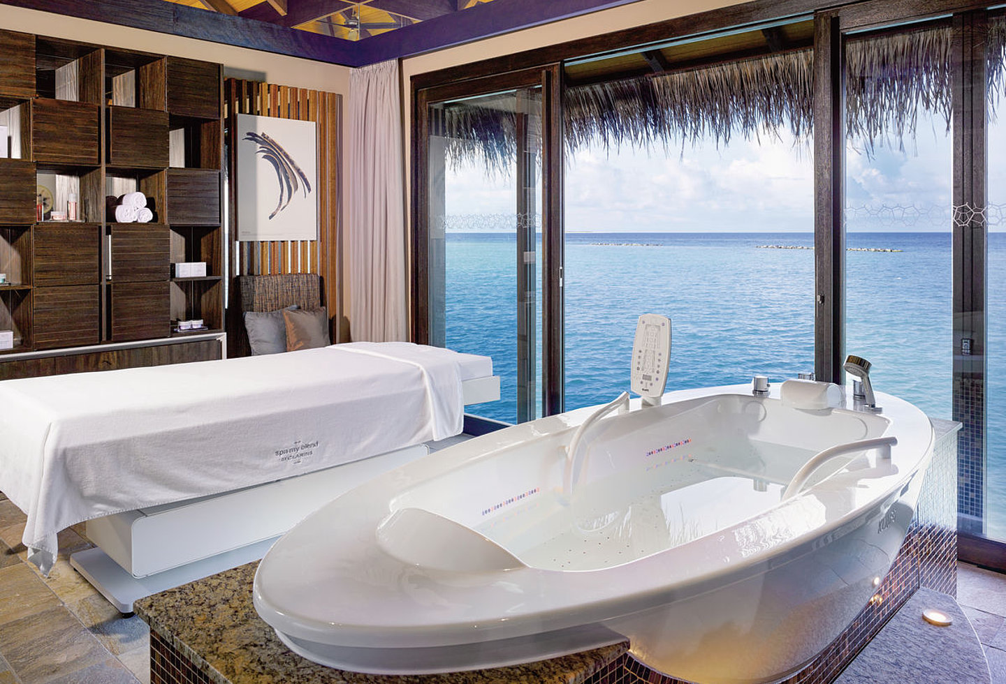 Spa-Bereich mit Behandlungsraum und entspannendem Blick aufs Wasser.