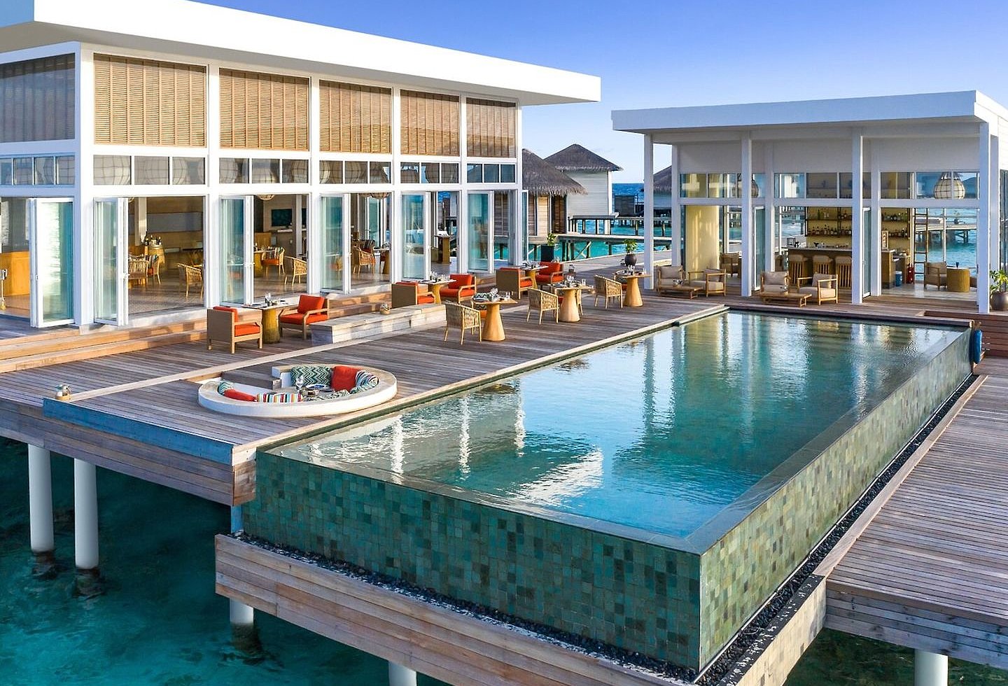 Großer Infinity-Pool mit Liegestühlen