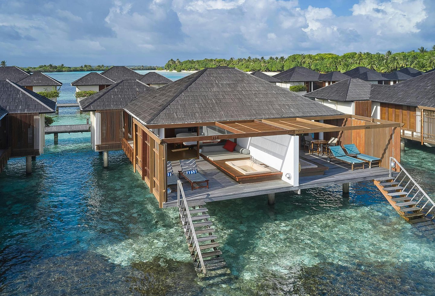 Überwasser-Villa mit privatem Pool und Blick auf das türkisfarbene Meer.