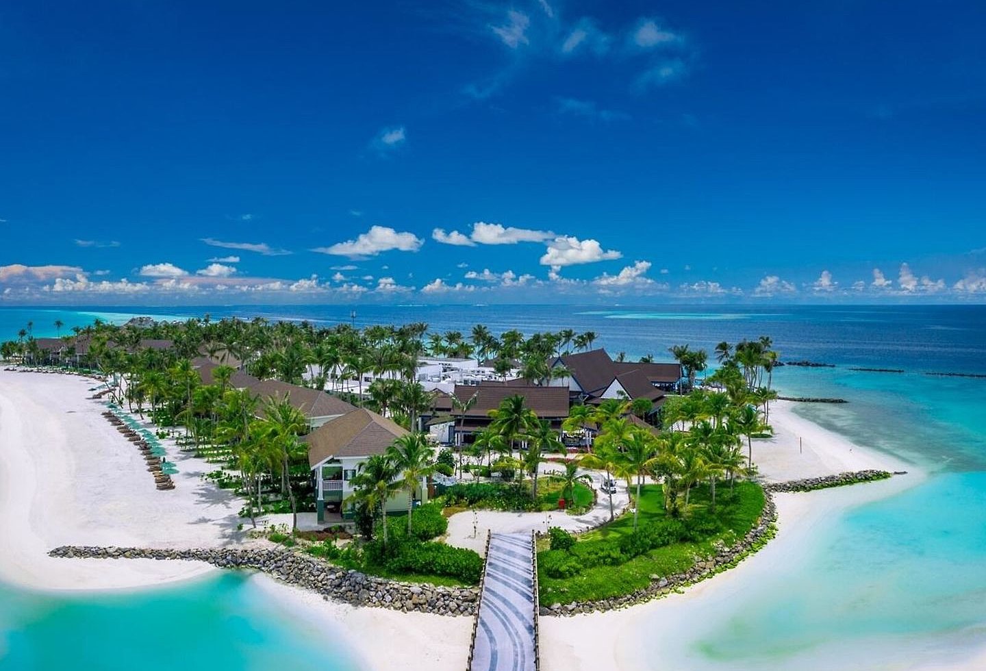 Resort aus der Luft fotografiert, Villen und Palmen