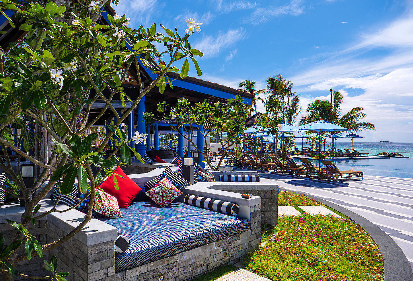 Terrassenbereich am Meer mit Palmen