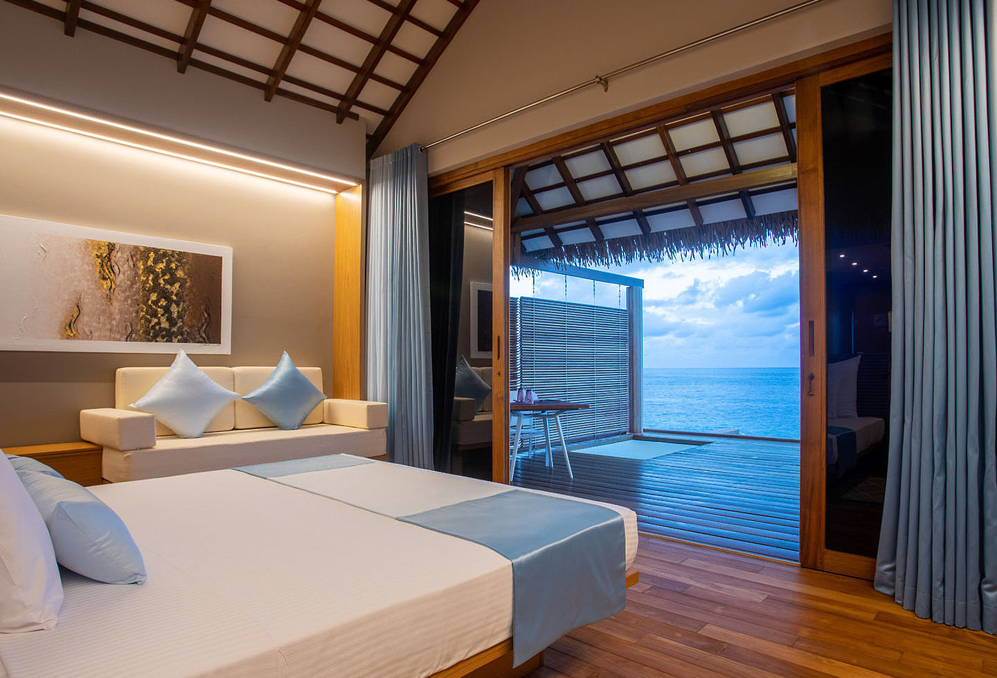 Malediven Cinnamon Velifushi Maldives Schlafbereich mit Blick auf das Meer.