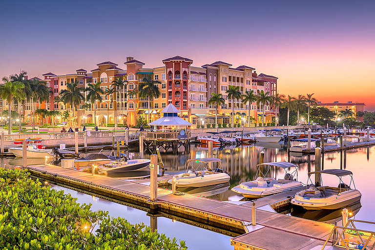  Naples in Florida mit Hafen, Gebäuden und zahlreichen Booten.