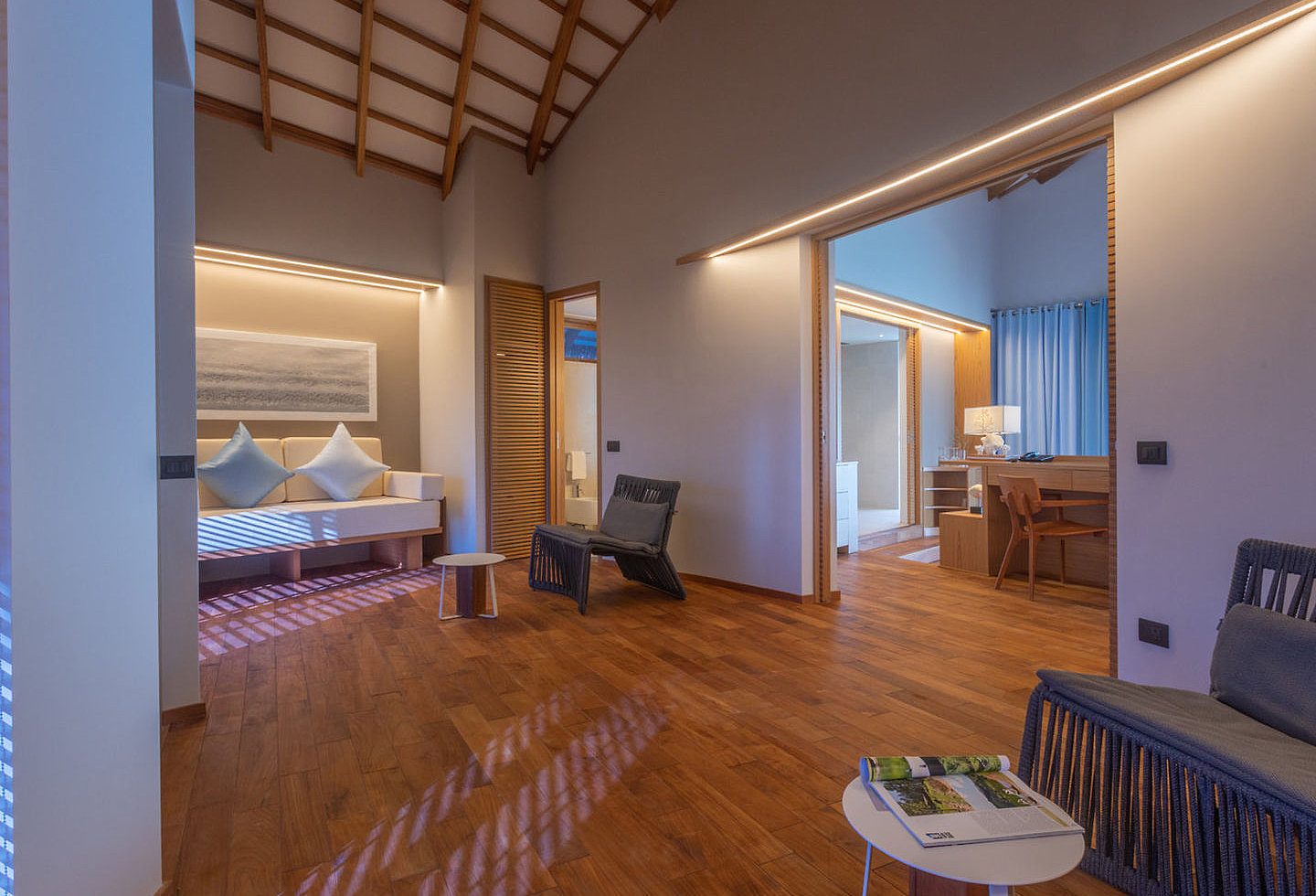 Blick auf großen Wohnbereich auf den Malediven mit Schlafzimmer und Badezimmer.