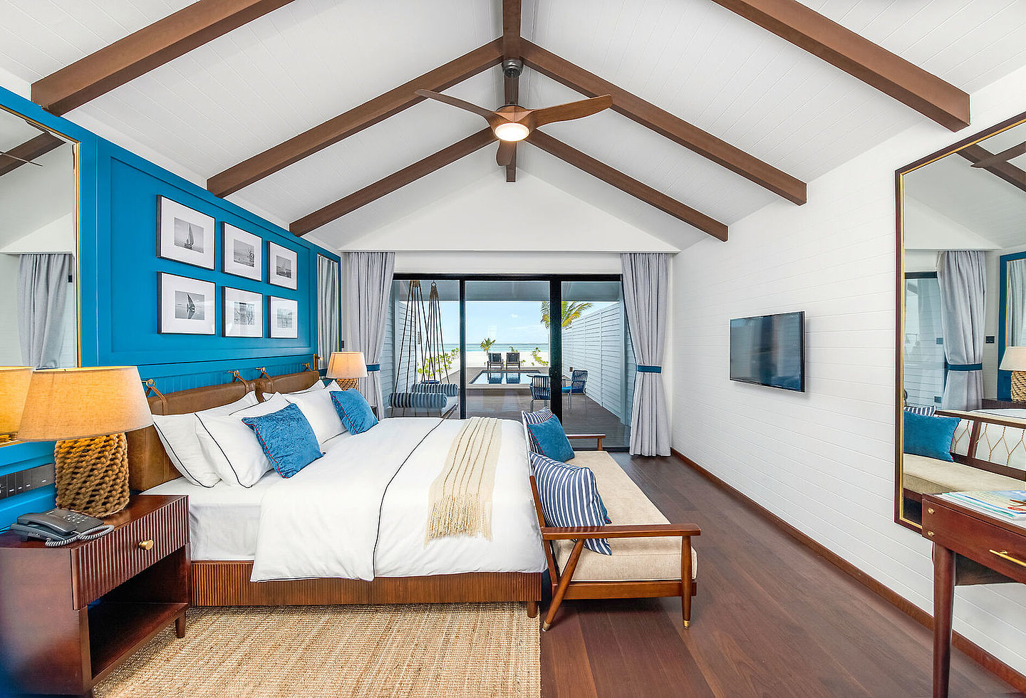 Offenes Wohnzimmer mit moderner Einrichtung und Blick auf das Meer.