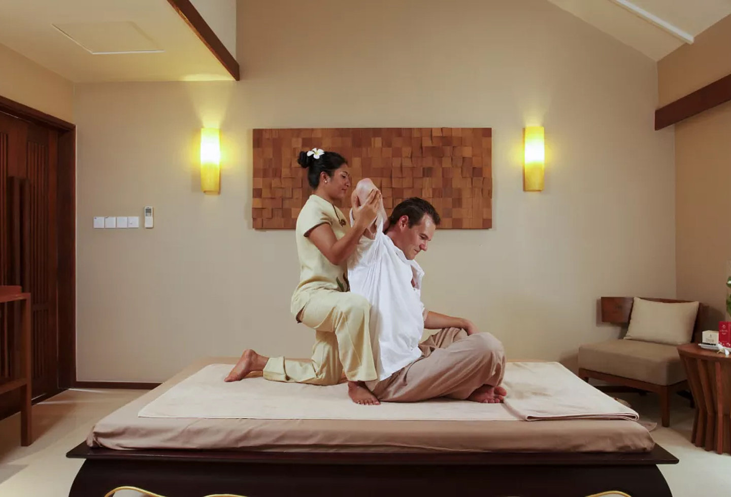 Mann bei einer traditionellen Massage in einem Resort auf den Malediven.