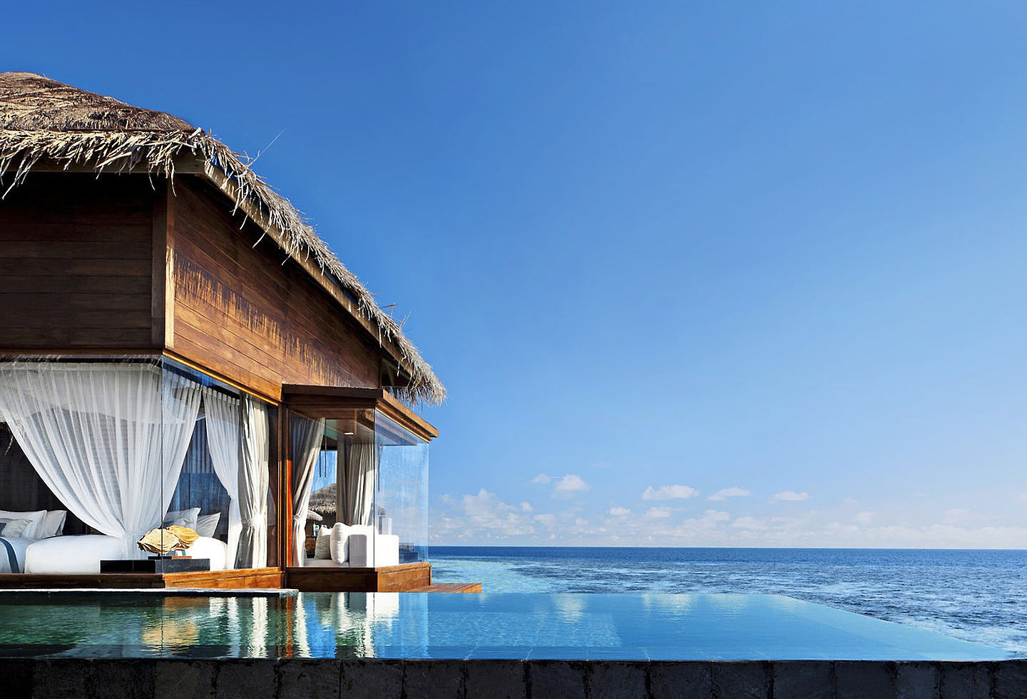 Poolvilla mit eigenem infinity-Pool direkt am Meer