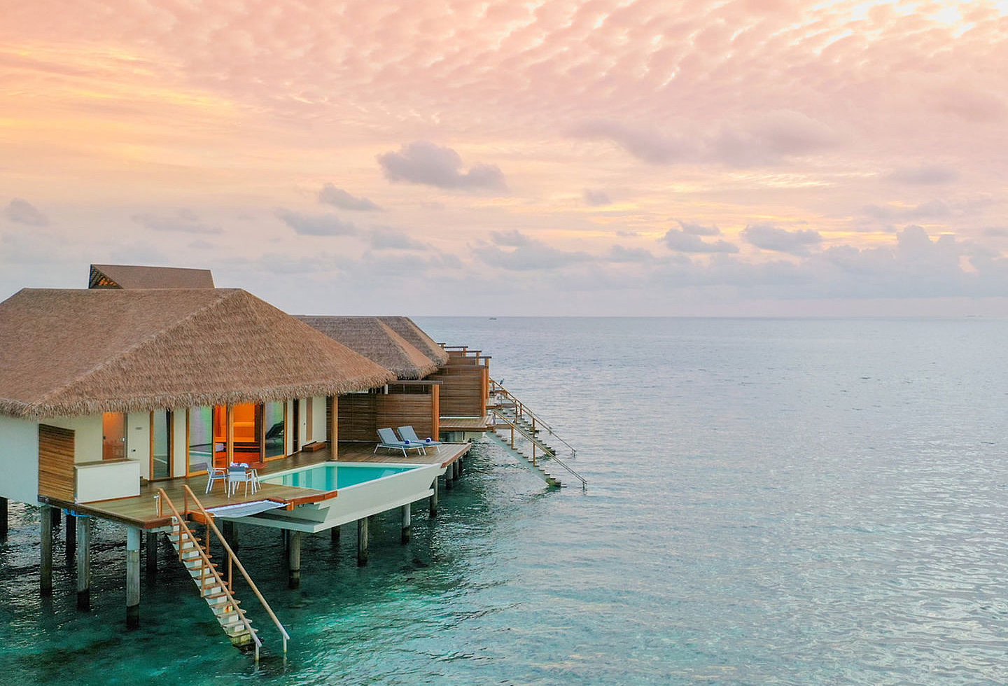 Blick auf eine Wasservilla mit privatem Pool und Zugang zum Meer.